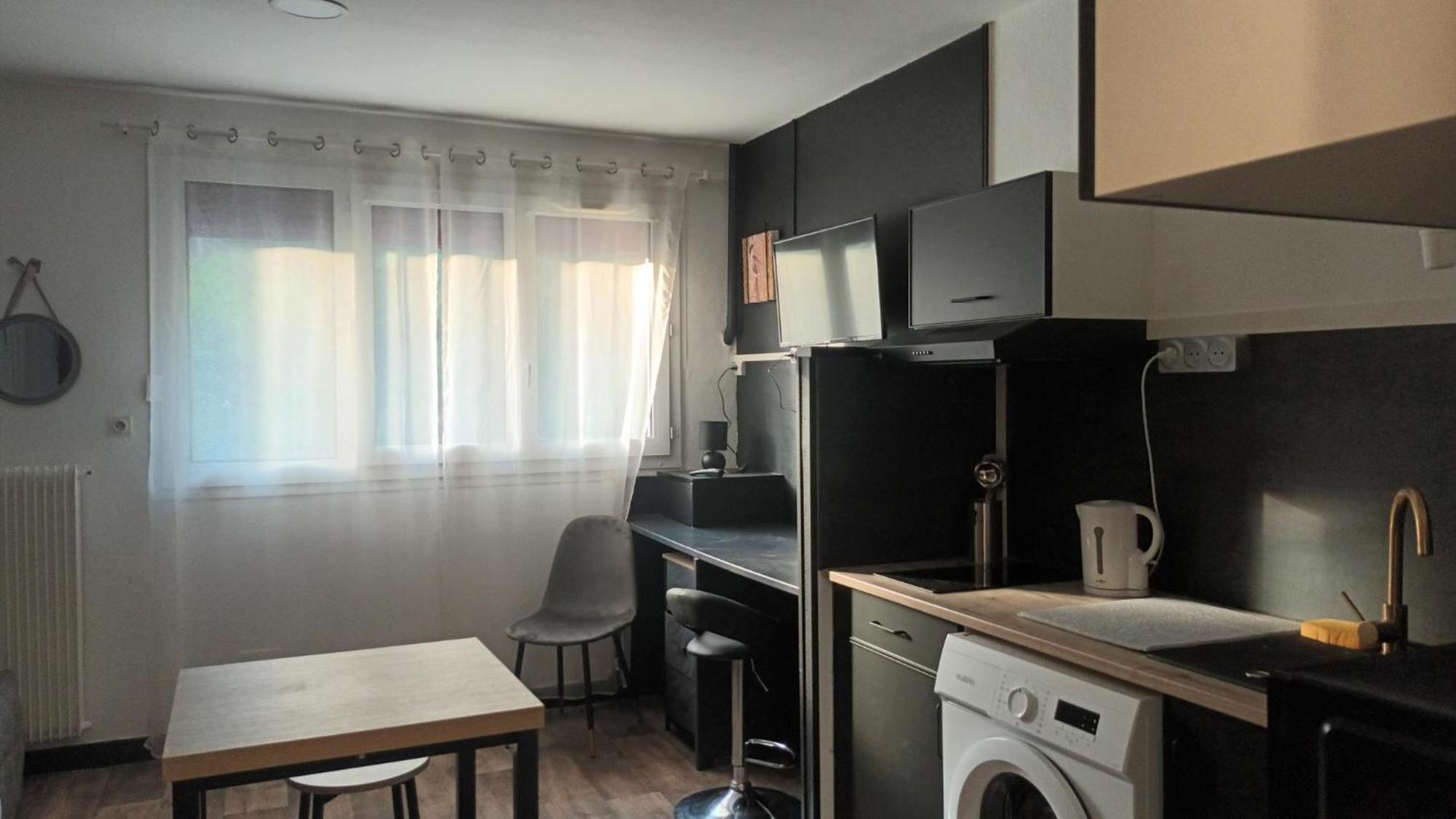 Appartement T1 Proche De Vulcania Pontaumur Bagian luar foto