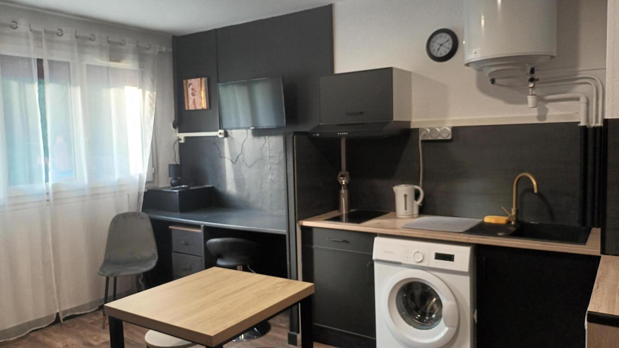 Appartement T1 Proche De Vulcania Pontaumur Bagian luar foto